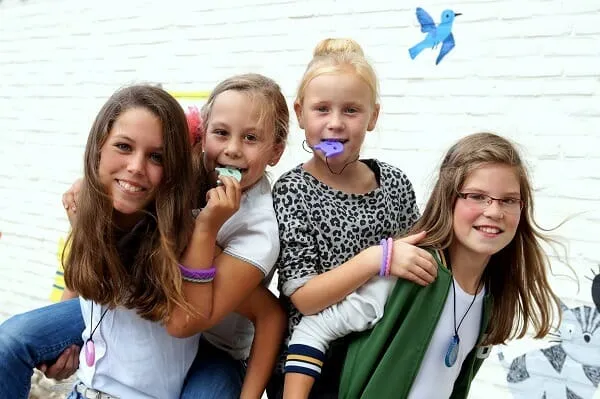 hulpmiddelen voor kind met autisme en hulpmiddelen voor kind met ADHD, het is soms een zoektocht. Ingrid beschrijft waar zij tegenaan loopt en haar ervaring met educadora webshop, de kauwkettingen en onze friemelproducten