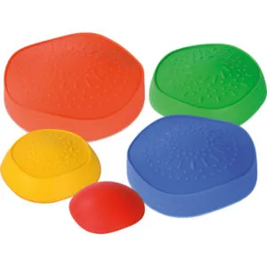 Met de River Stones boots je het springen van steen naar steen over een riviertje na tijdens de gymles of therapie.