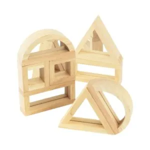 Deze set spiegelblokken bestaan uit 4 verschillende vormen (vierkant, rechthoek, driehoek en halve cirkel). De spiegelblokken kunnen gecombineerd worden met de set sensorische blokken.