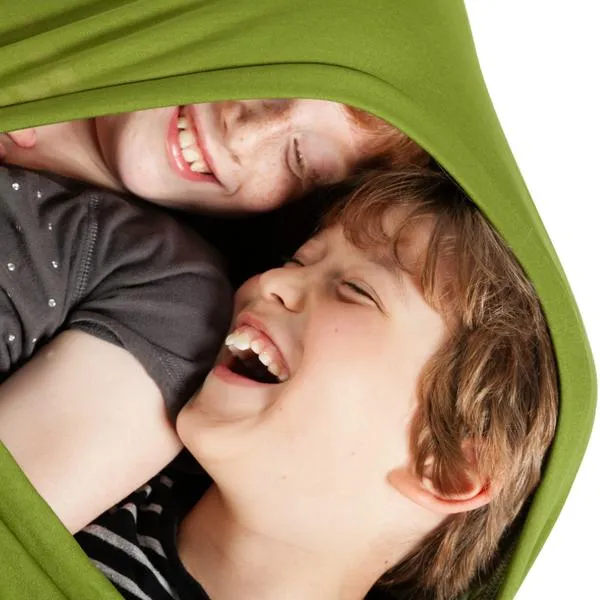 De snuggle huggle nodigt kinderen uit om bewegend bezig te zijn. Extra proprioceptieve prikkels op te zoeken dan wel een plekje om zich veilig in terug te trekken. Lees hier onze activteiten die je met de sensorische snuggle huggle kunt doen