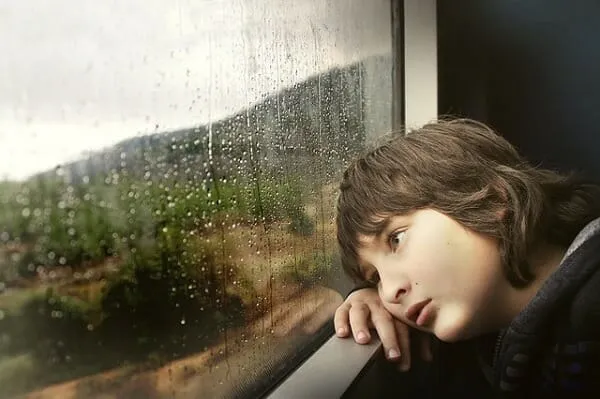 Autisme en overprikkeling: Kinderen met autisme hebben vaak moeite met zintuiglijke prikkels. Overprikkeling ligt al snel op de loer. Lees hier hoe ze kunnen reageren op diverse prikkels. En welke prikkelverwerkingsproblemen kunnen voorkomen