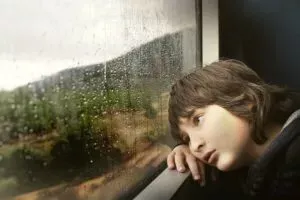 Autisme en overprikkeling: Kinderen met autisme hebben vaak moeite met zintuiglijke prikkels. Overprikkeling ligt al snel op de loer. Lees hier hoe ze kunnen reageren op diverse prikkels. En welke prikkelverwerkingsproblemen kunnen voorkomen