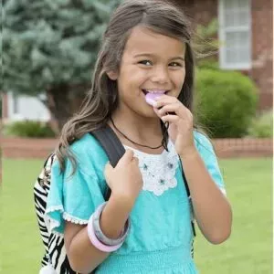Een kauwketting kopen? Waarom kauwen kinderen op kleding of bijten ze op nagels en wat is het nut van een kauwsieraad en tips om een geschikte bijtketting te kopen. 