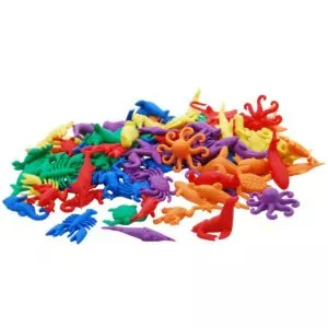 Deze waterdieren set is ideaal ontwikkelingsmateriaal. Gebruik de waterdieren met onze pincetten om de fijne motoriek te oefenen door te sorteren.