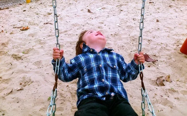 Ondersteboven hangen is een van de favoriete vestibulaire activiteiten die kinderen helpt om prikkels te verwerken. Het op de kop hangen kan overprikkeling helpen voorkomen