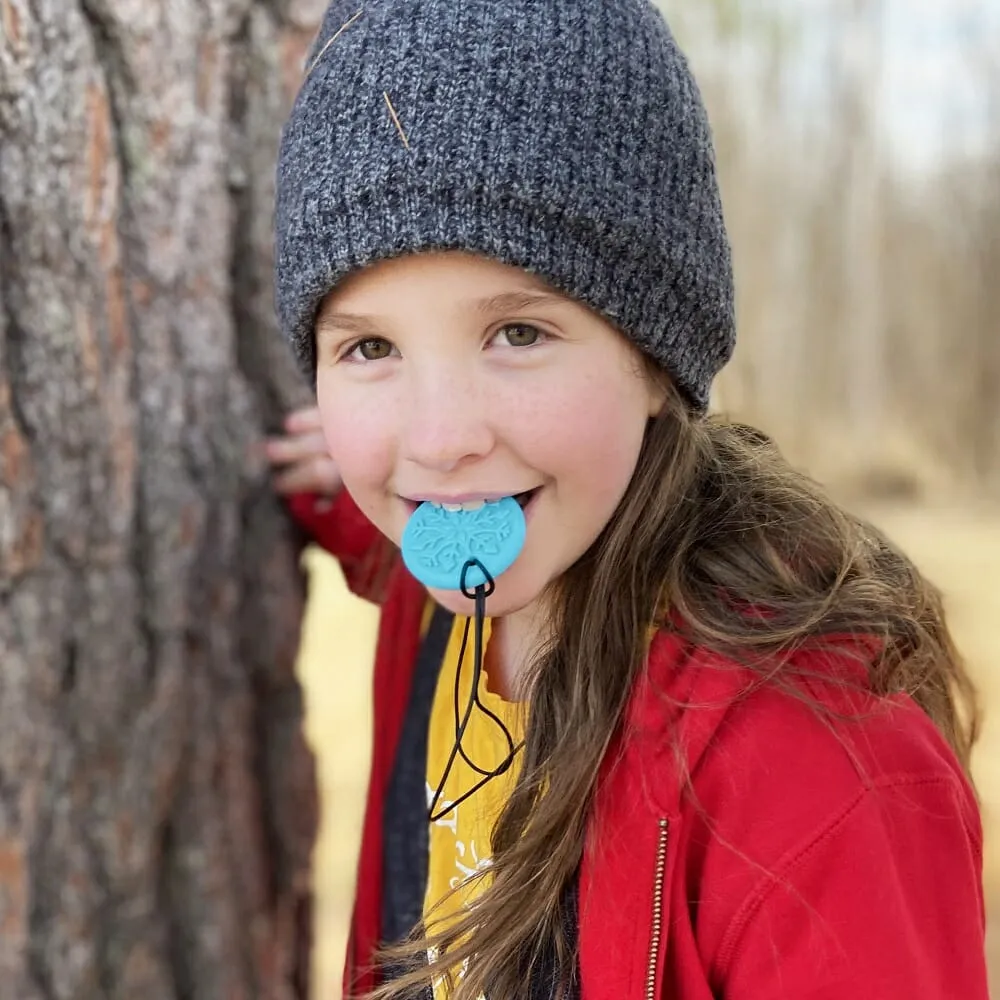 snowflake bijtketting is een geliefde kauwketting voor meisjes met autisme die kauwen op potloden, haren of mouwen.