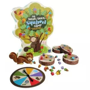 De Sneaky Snacky Eekhoorn spel is een strategiespel voor het hele gezin dat tactisch denken, hand-oogcoördinatie, fijne motoriek en matchen leert.