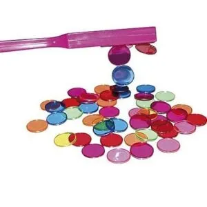 1 magnetische staf met gekleurde fiches. De rand van de fiches is voorzien van een lijntje ijzer en daarom kun je ze dus met de magnetische staf optillen.