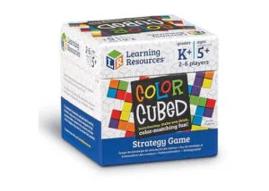 Kinderen en volwassenen spelen samen het Color Cubed breinspel – uitdagend educatief familiespel