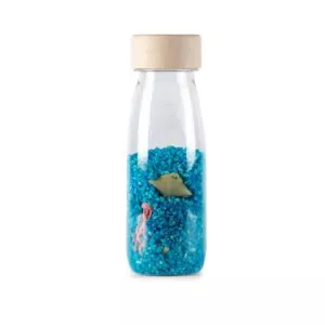 petit boum sensorische fles sea bevat dieren uit de zee, denk aan een rof en haai.