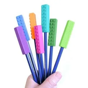 Deze potlooddoppen van ARK zijn de perfecte oplossing voor kinderen en volwassen die kauwen op potloden. De kauwdoppen hebben nopjes voor extra sensorische prikkels