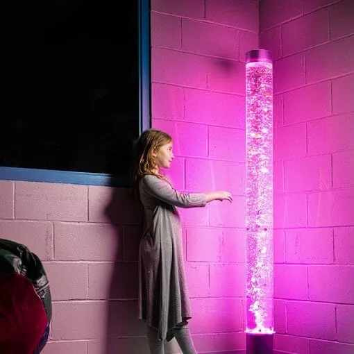 bubbelbuis lamp met vissen is een mooie zintuiglijke ervaring voor jong en oud. Zeker mensen met adhd, autisme, verstandelijke beperking en dementie zullen ontspannen door de visuele effecten van dit sensorische snoezelmateriaal.
