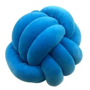 Druk de Cuddle Ball (knuffelbal) strak tegen je lichaam aan. De diepe druk zorgt voor een verlichting van de zintuigen. Dit biedt een kalmerende werking aan prikkelgevoelige kinderen. De bal voelt ook nog eens zacht, net als een grote teddybeer