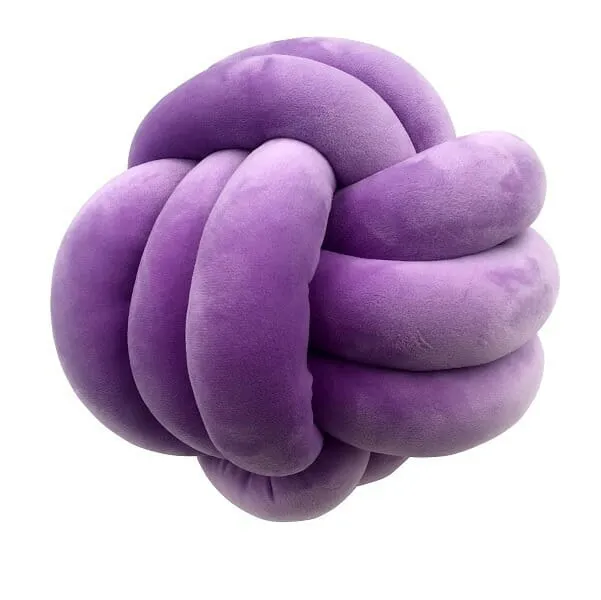 Druk de Cuddle Ball (knuffelbal) strak tegen je lichaam aan. De diepe druk zorgt voor een verlichting van de zintuigen. Dit biedt een kalmerende werking aan prikkelgevoelige kinderen. De bal voelt ook nog eens zacht, net als een grote teddybeer
