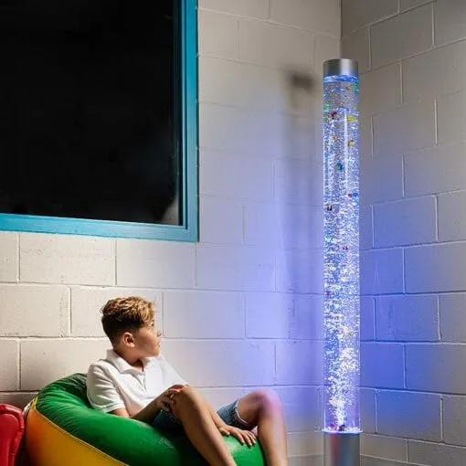 snoezelbuis lamp gevuld met vissen. Geweldig snoezelmateriaal om in een snoezelruimte mensen zintuiglijk te prikkelen of te laten ontspannen.