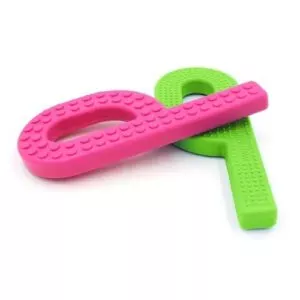 De ark grabber brick is afgeleid van de bekende bouwblokken. Hij is handzaam en reikt tot achter in de mond. De nopjes voorzien je kind van extra sensorische input