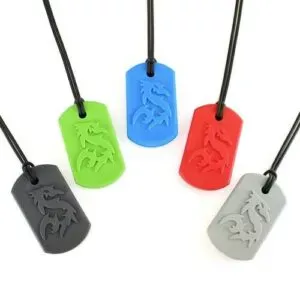 De kauwketting draak, ark's dragon is een draken kauwketting en is het ideale kauwsieraad voor de drakenfans. De bijtketting draak heeft een verhoogde textuur, stimulerend voor visuele en tactiele prikkels. Door de robuuste vorm zeker geschikt voor stevige kauwers.