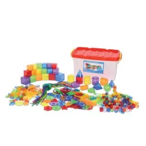 De geometrische vormen schoolset is ideaal voor gebruik op een lichtplaat voor het verkennen van wiskundige onderwerpen.