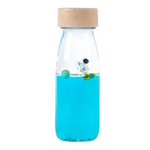 petit boum sensorische fles universum. Een fles die een inkijkje geeft vanuit de ruimte naar de aarde.