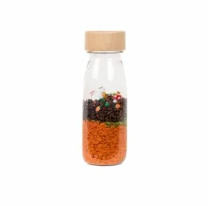 petit boum pasen is een sensorische fles in paasthema. Ga op zoek naar haas, eieren en wortelen.