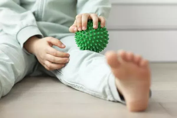 Met de massage bal, bied je tactiele prikkels aan en stimuleer je het verwerken van tactiele informatie en het omgaan met aanrakingen.