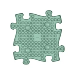 Kind geniet van spel op een kleurrijke POP IT orthopedische speelmat van MUFFIK. Speelmat combineert plezier met orthopedische ondersteuning, stimuleert reflexzones en bevordert gezonde voetontwikkeling.