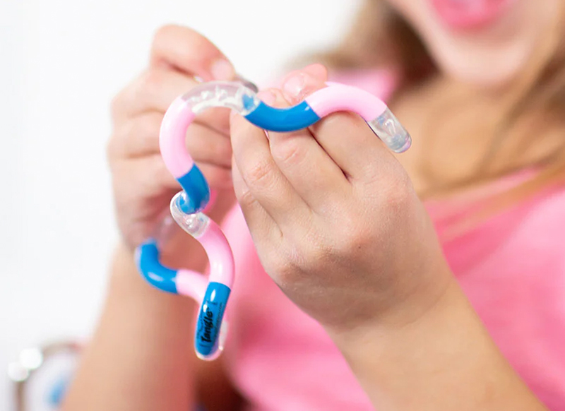 Doelloos friemelen met Classic Tangle helpt kinderen hun aandacht te richten en concentratie te verbeteren tijdens schooltaken.