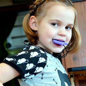 chewigem cat kauwsieraad helpt kinderen om bijten op kleding en nagels te verminderen en helpt prikkels te verwerken