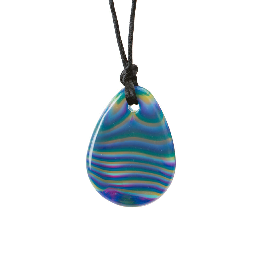 Het kauwsieraad chewigem raindrop is een klassieker van chewigem. Een mooi kauwsieraad voor zowel jongens, meiden als volwassenen. Deze is voorzien van een gladde en glimmende coating en vervaardigd uit veilige siliconen. Geschikt voor gemiddelde kauwbehoefte