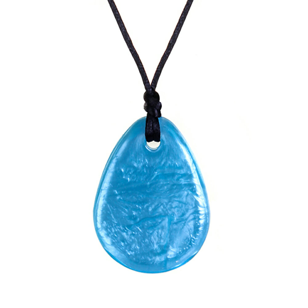 De chewigem raindrop kauwketting is een klassieker van chewigem. Een mooi kauwsieraad voor zowel jongens, meiden als volwassenen. Deze is voorzien van een gladde en glimmende coating en vervaardigd uit veilige siliconen. Geschikt voor gemiddelde kauwbehoefte