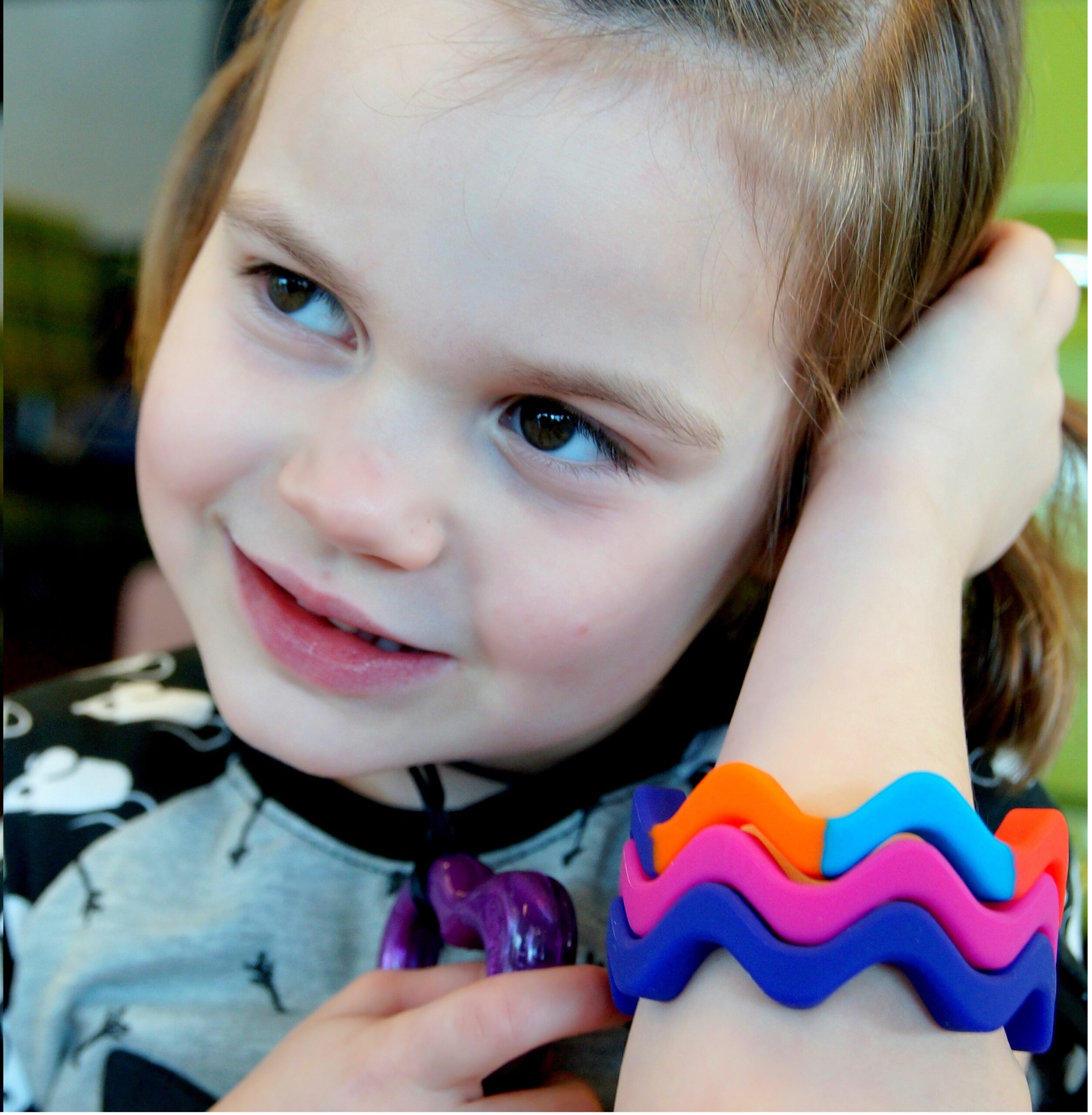 Flexibele Chewigem Wave kauwarmband – draag meerdere armbandjes tegelijk voor stijl en sensorische ondersteuning