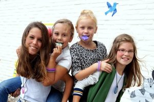 hulpmiddelen voor kind met autisme en hulpmiddelen voor kind met ADHD, het is soms een zoektocht. Ingrid beschrijft waar zij tegenaan loopt en haar ervaring met educadora webshop, de kauwkettingen en onze friemelproducten