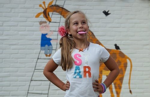 Kauwen om rustig te worden. Kauwsieraden helpen kinderen om prikkels te verwerken waardoor spanning en stress kan verminderen. Lees de ervaring van Irene.