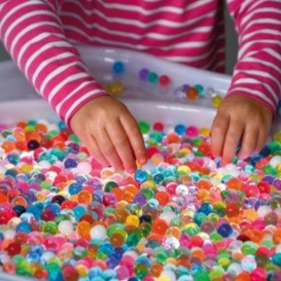 Sensorische water beads, ideaal voor creatieve activiteiten en zintuiglijke ontwikkeling bij kinderen.