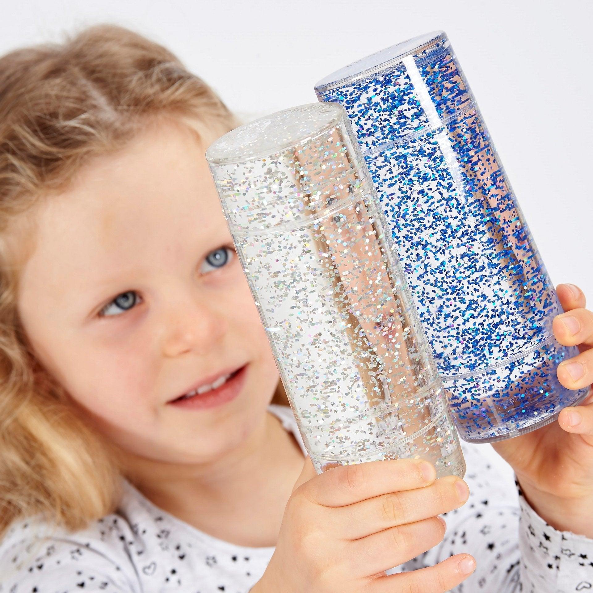 De oogverblindende glitters zweven door de glitter buis terwijl je de buis beweegt.