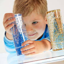 De oogverblindende glitters zweven door de glitter buis terwijl je de buis beweegt.