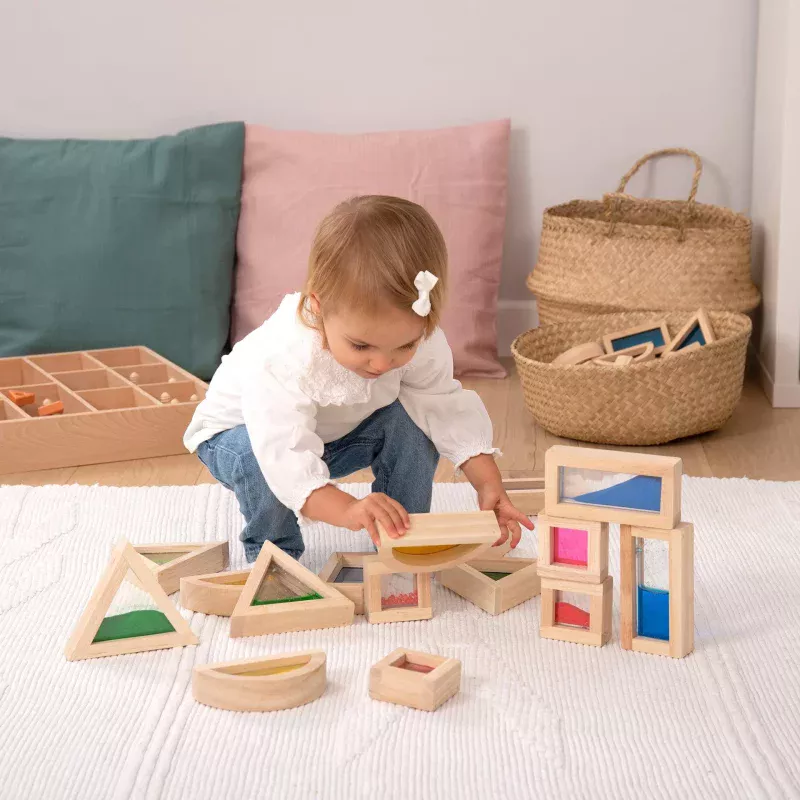 De sensorische blokken van TickiT is een set van 16 blokken gevuld met vloeistof, parels of zand voor creatief bouwen en stimuleren van de zintuigen.