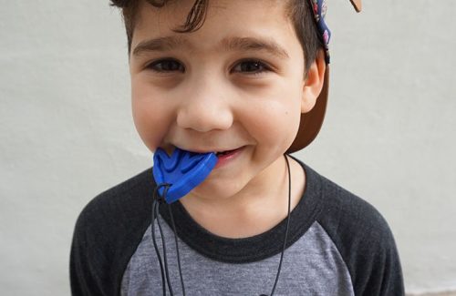 tips bij kauwbehoefte voor kinderen die kauwen op potloden, haren of pennen. Of voor kinderen die bijten op speelgoed of likken aan hekken. Lees hier onze tips om een alternatief aan te bieden.