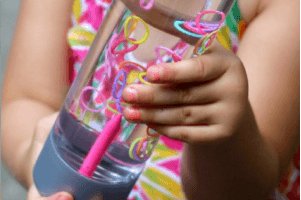 Lees hier onze tips om zelf een sensorische fles te maken voor je kind