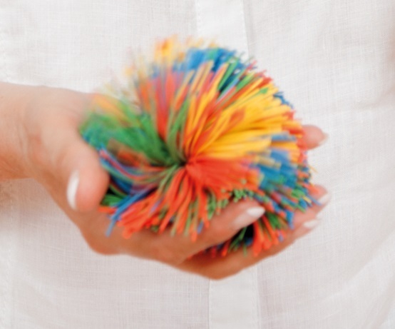 Een pompom bal is heerlijk om mee te friemelen om je brein te activeren dan wel te kalmeren