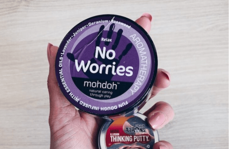 Rust bieden aan gevoelige kinderen. Nathalie schreef over een aantal hulpmiddelen die kinderen helpen bij het ontspannen zoals aromatherapie, senseez en kauwsieraden.