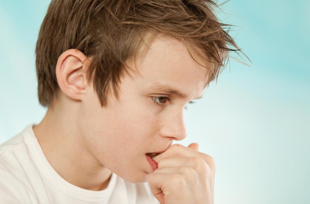 sommige kinderen bijten of kauwen op kleding, nagels of speelgoed, ze zijn ondergevoelig voor zintuiglijke prikkels. Ook wel prikkelzoekers genoemd. Deze kinderen helpen middels kauwen om prikkels te reguleren, om zichzelf te activeren dan wel te concentreren. Een kauwsieraad is dan een goed alternatief.