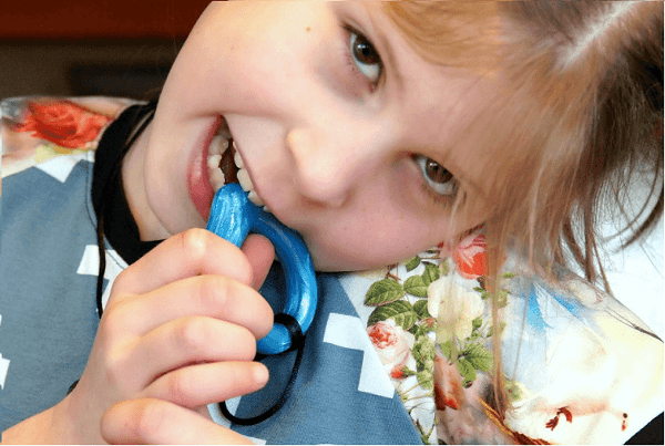 wat is stimming. mensen met autisme dienen zintuiglijke prikkels toe om overprikkeling te voorkomen of verminderen