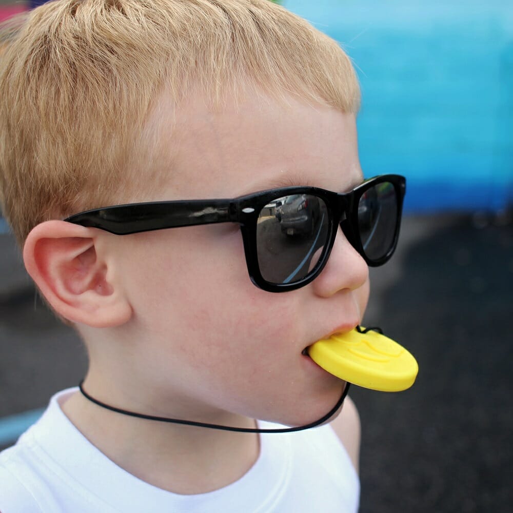 smiley kauwketting helpt kinderen door kauwen om spanning te verminderen en concentratie te verbeteren