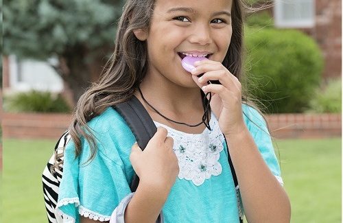 Een kauwketting kopen? Waarom kauwen kinderen op kleding of bijten ze op nagels en wat is het nut van een kauwsieraad en tips om een geschikte bijtketting te kopen.