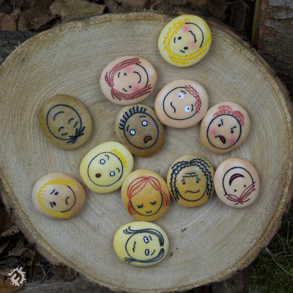 De emotie stenen set maakt gevoelens inzichtelijk en bespreekbaar voor kinderen. Kinderen leren basisemoties herkennen. Een mooie set voor kindercoaches.