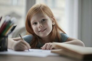 ADHD is een aangeboren en erfelijke stoornis in de hersenen. De diagnose wordt vaak al op jonge leeftijd gesteld. Zo herken je het bij jouw kind.