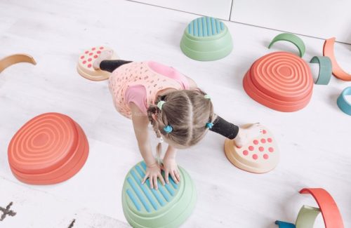 Met de rainbow river stones van het merk Weplay oefen je spelenderwijs motoriek en evenwicht, maar ook oefen je met het omgaan met tactiele prikkels en Astrd bedacht nog veel meer speelmogelijkheden voor thuis onderwijs