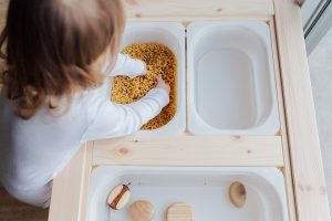 sensopathisch spel, ook wel sensorisch spel genoemd doet een beroep op de zintuigen. Laat kinderen doelloos diverse materialen ontdekken, speel met zand water, rijst en ervaar de kalmerende werking.