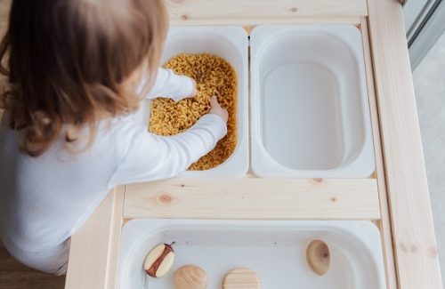 sensopathisch spel, ook wel sensorisch spel genoemd doet een beroep op de zintuigen. Laat kinderen doelloos diverse materialen ontdekken, speel met zand water, rijst en ervaar de kalmerende werking.